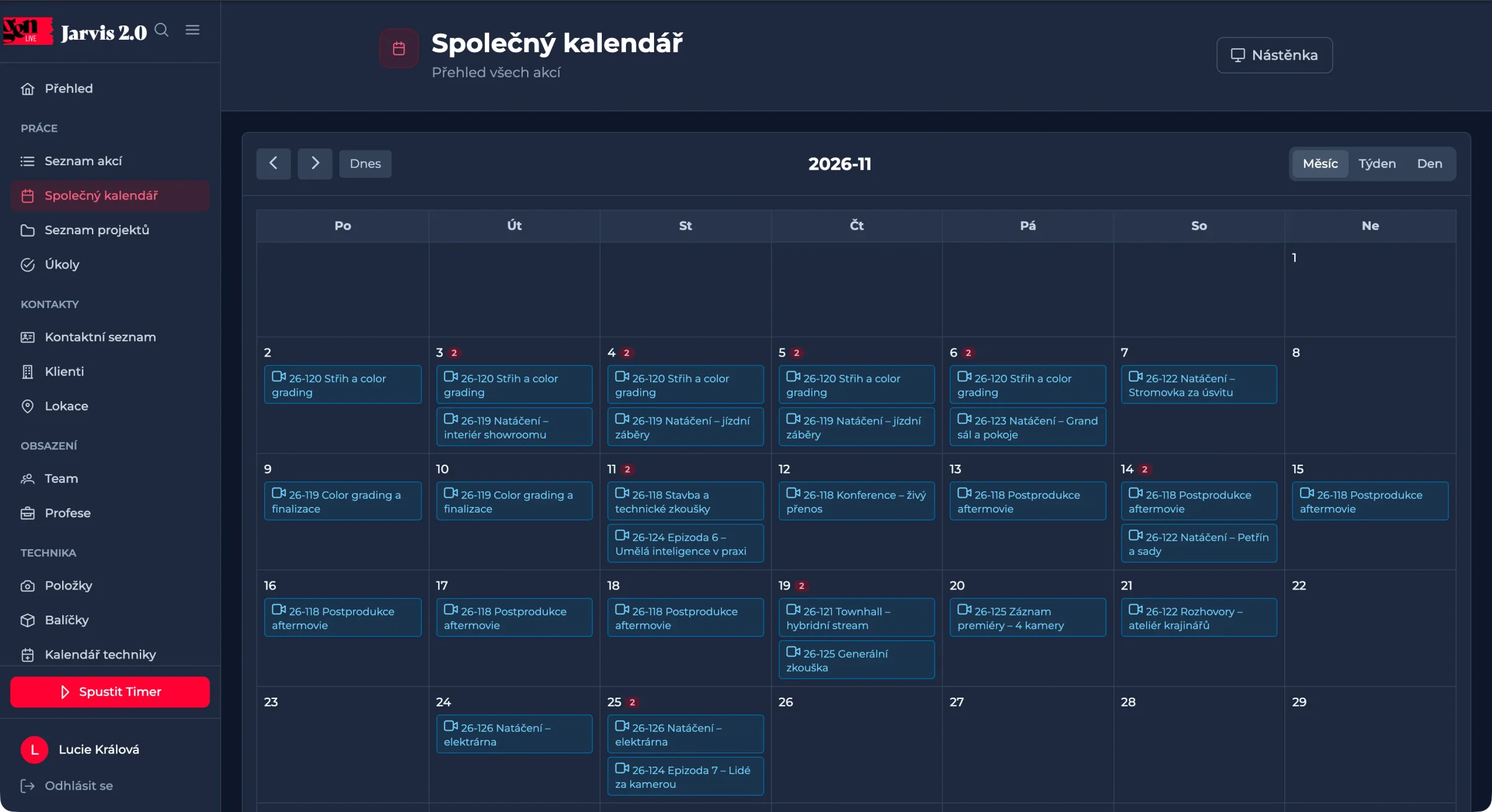 Společný kalendář Jarvisu v tmavém režimu: měsíc listopad 2026 s natáčeními, střihy, color gradingem a přenosy jednotlivých projektů, vlevo menu a červené tlačítko Spustit Timer