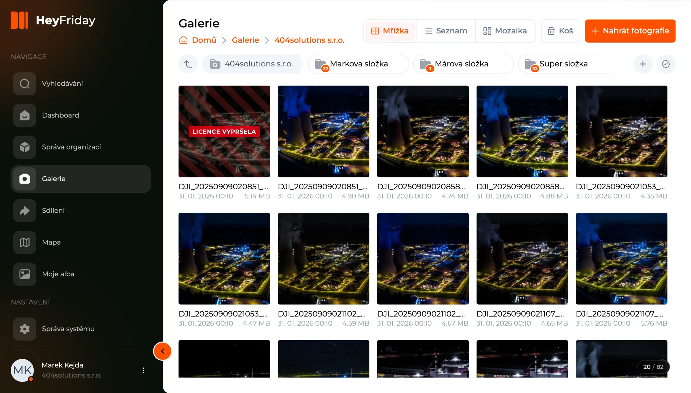 Galerie v běžící aplikaci HeyFriday v mřížce: složky, náhledy fotografií a u každé datum a velikost, u jedné štítek Licence vypršela