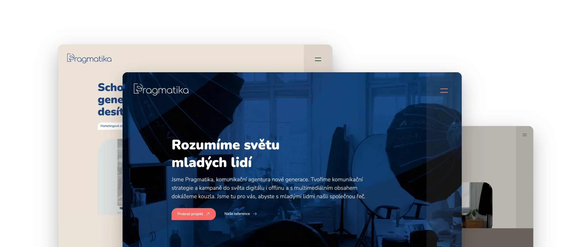 Obrazovky webu Pragmatika poskládané přes sebe: vpředu úvodní stránka agentury, za ní případová studie Schola Pragensis a stránka HR kampaní