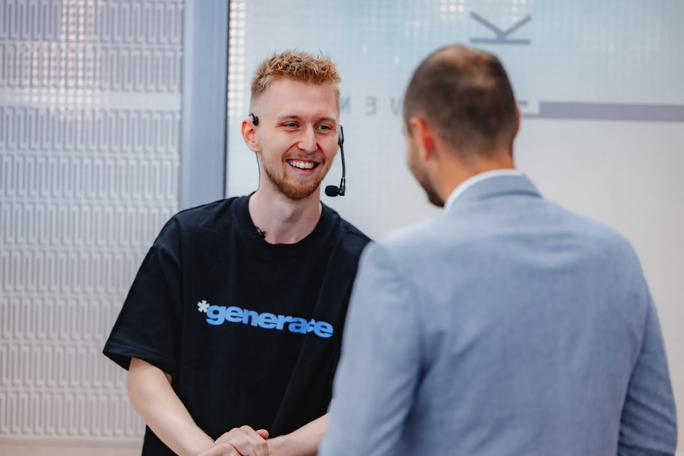 Daniel Krutý v tričku Generace vítá hosta