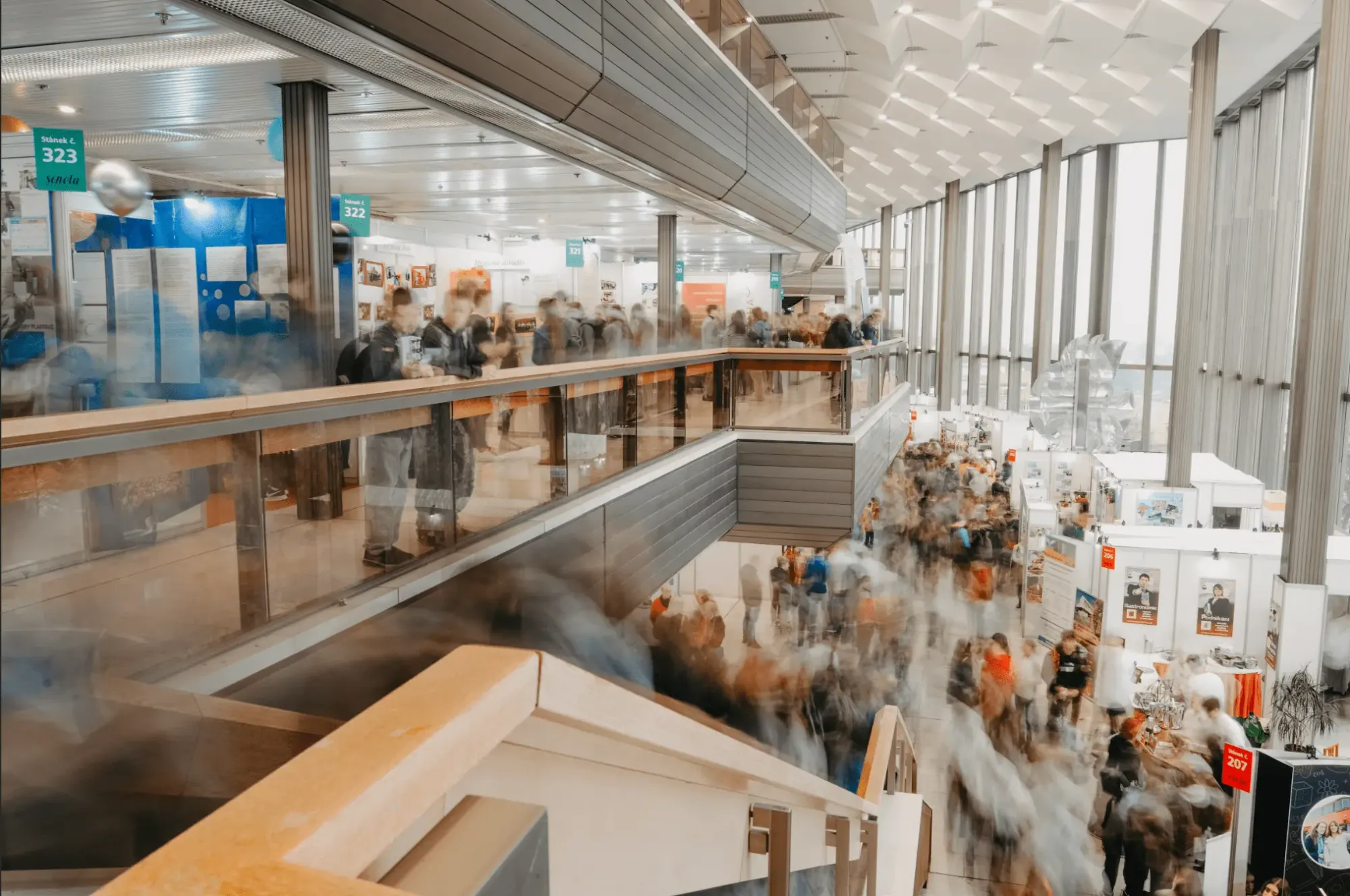 Plné galerie Kongresového centra Praha se stánky škol a proudy návštěvníků