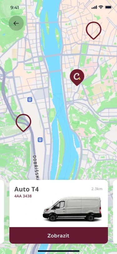 Mapa Prahy se špendlíky vozidel a kartou vozu Auto T4 se SPZ, vzdáleností a tlačítkem Zobrazit