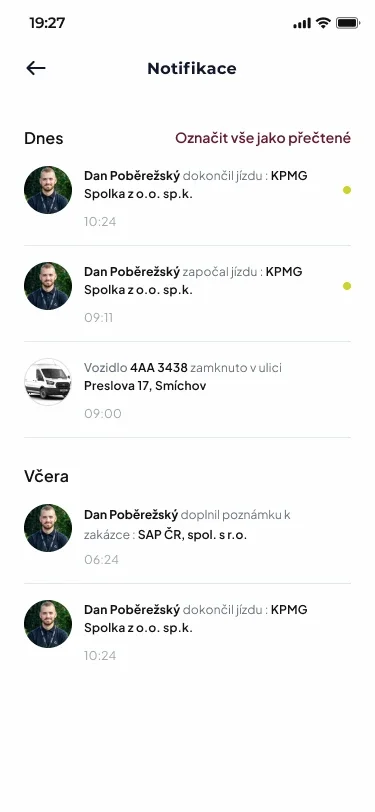 Notifikace v aplikaci: řidič dokončil a zahájil jízdu, vozidlo zamknuto v ulici a doplněná poznámka k zakázce