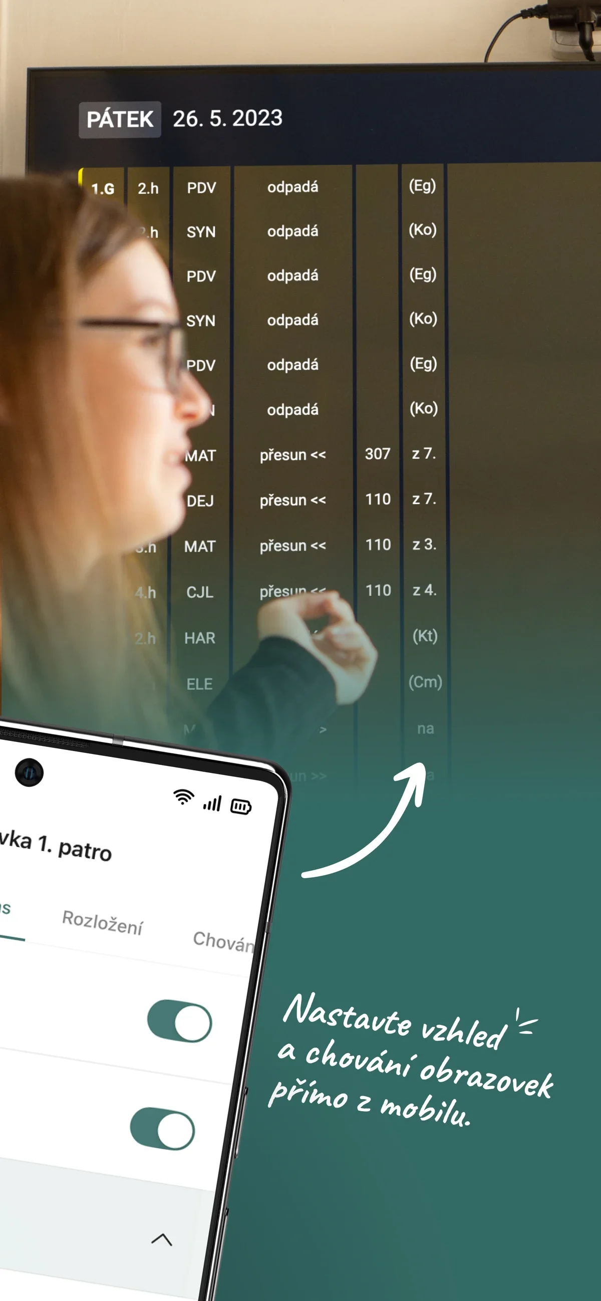 Učitelka u školní obrazovky se suplováním a nápis Nastavte vzhled a chování obrazovek přímo z mobilu