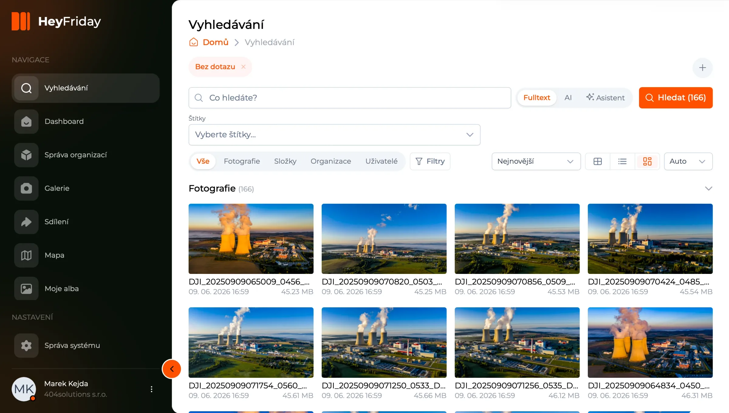 Vyhledávání: pole na dotaz, filtry a štítky, pod nimi mřížka nalezených fotografií