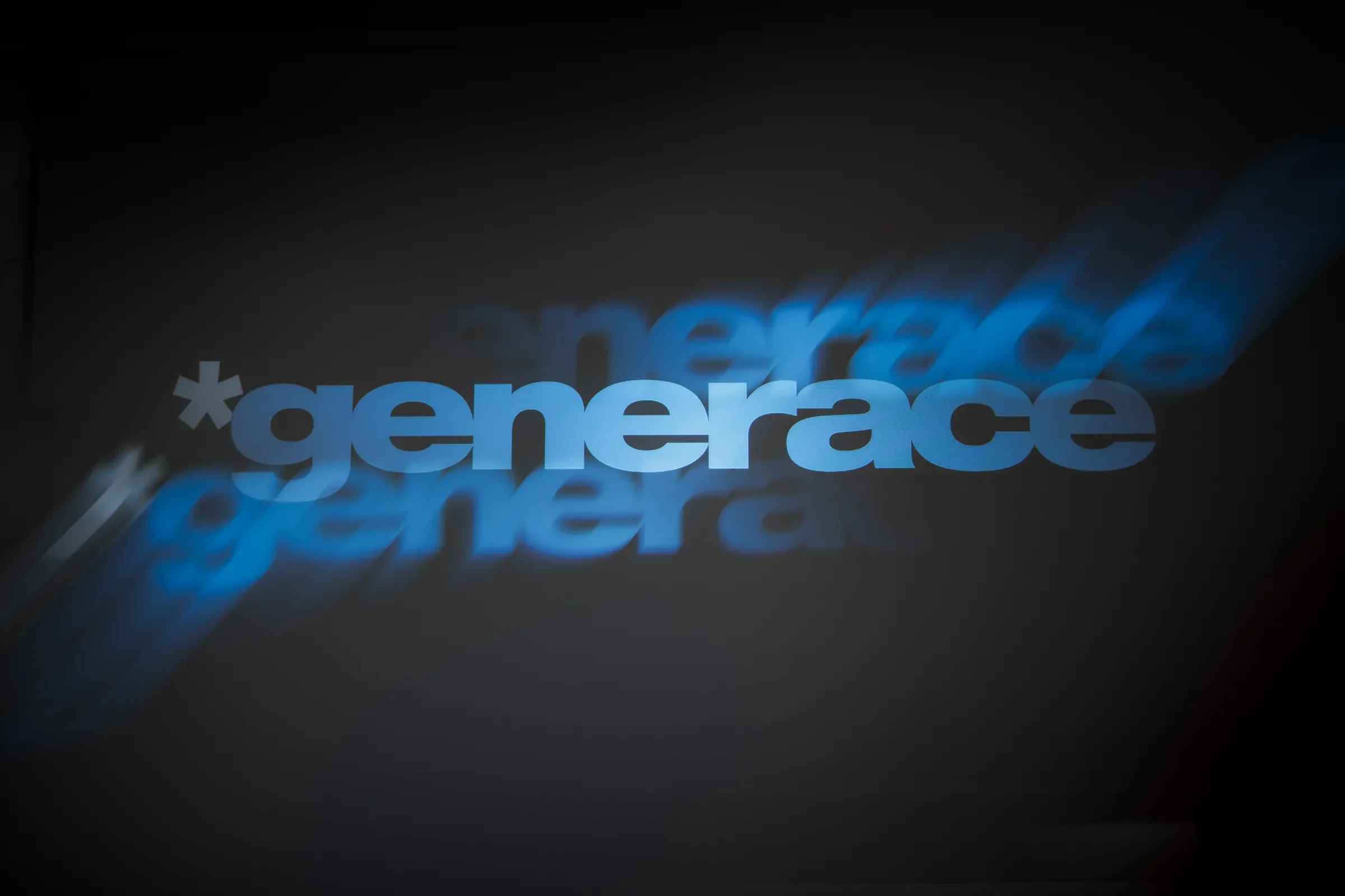 Logo Generace promítnuté na tmavém plátně