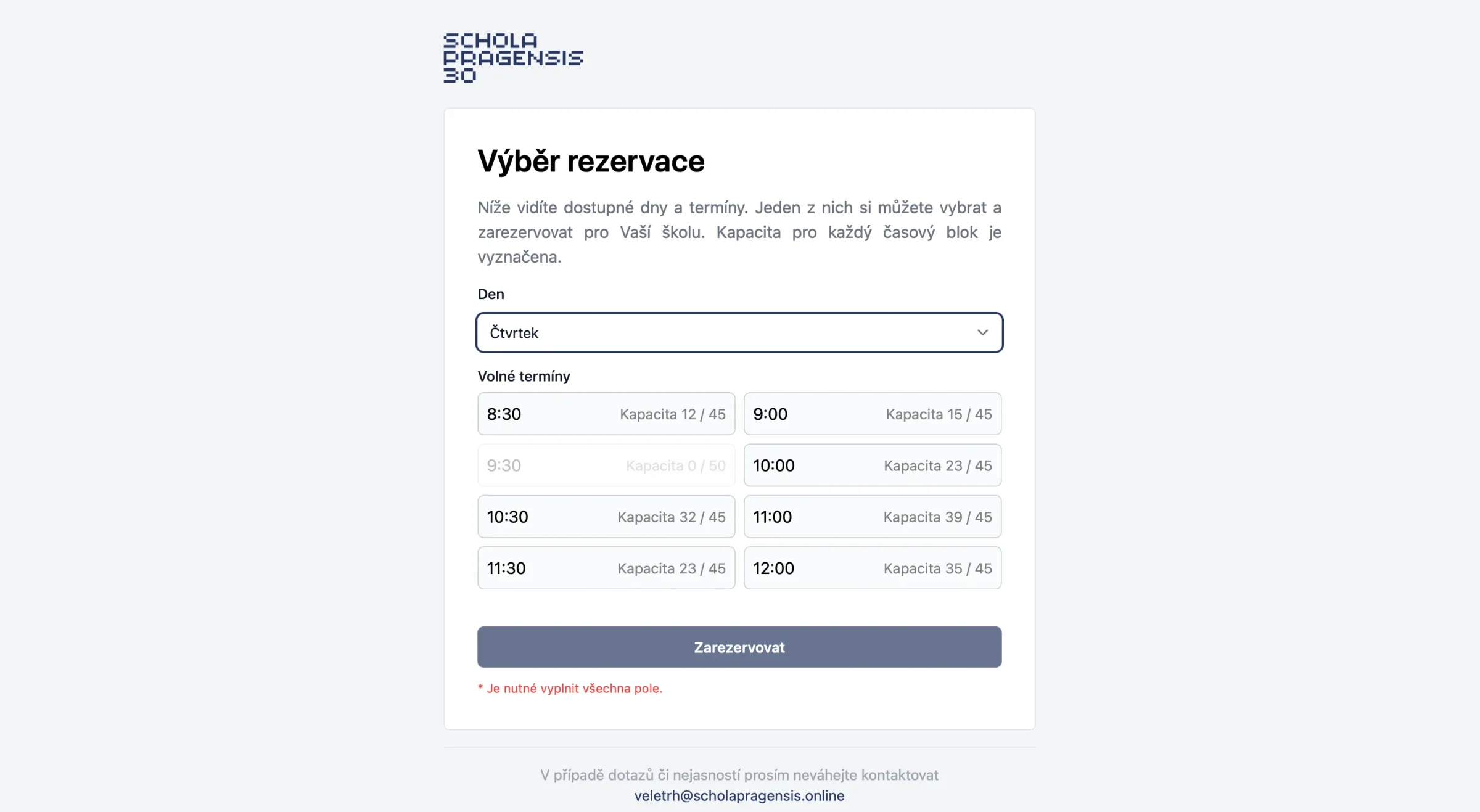 Výběr rezervace: volba dne a mřížka volných termínů po půlhodinách s kapacitou, jeden plný termín zašedlý