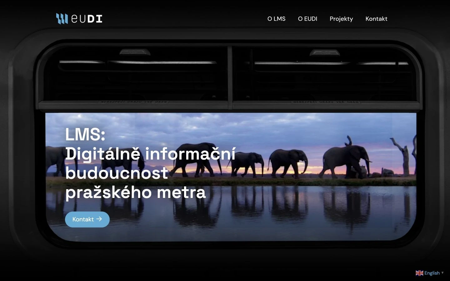 Úvod webu EUDI s reklamním obrazem viditelným z okna jedoucího metra