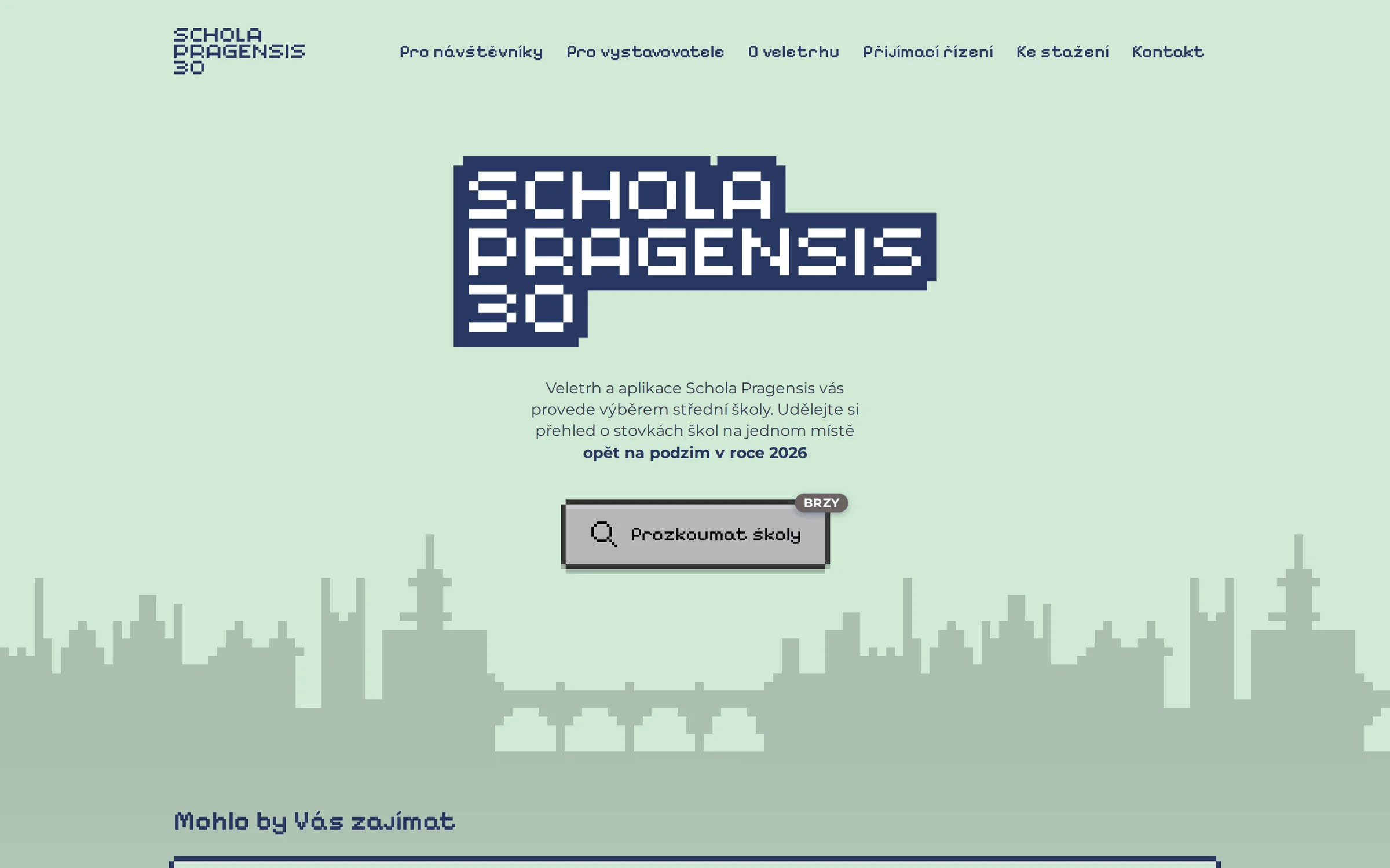 Pixelové logo Schola Pragensis nad siluetou Prahy