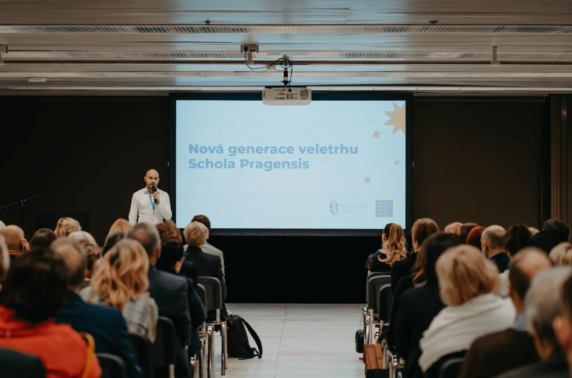 Tisková konference v sále s plátnem Nová generace veletrhu Schola Pragensis