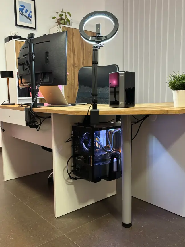 Pracovní stůl s kruhovým světlem a sestavou pod deskou