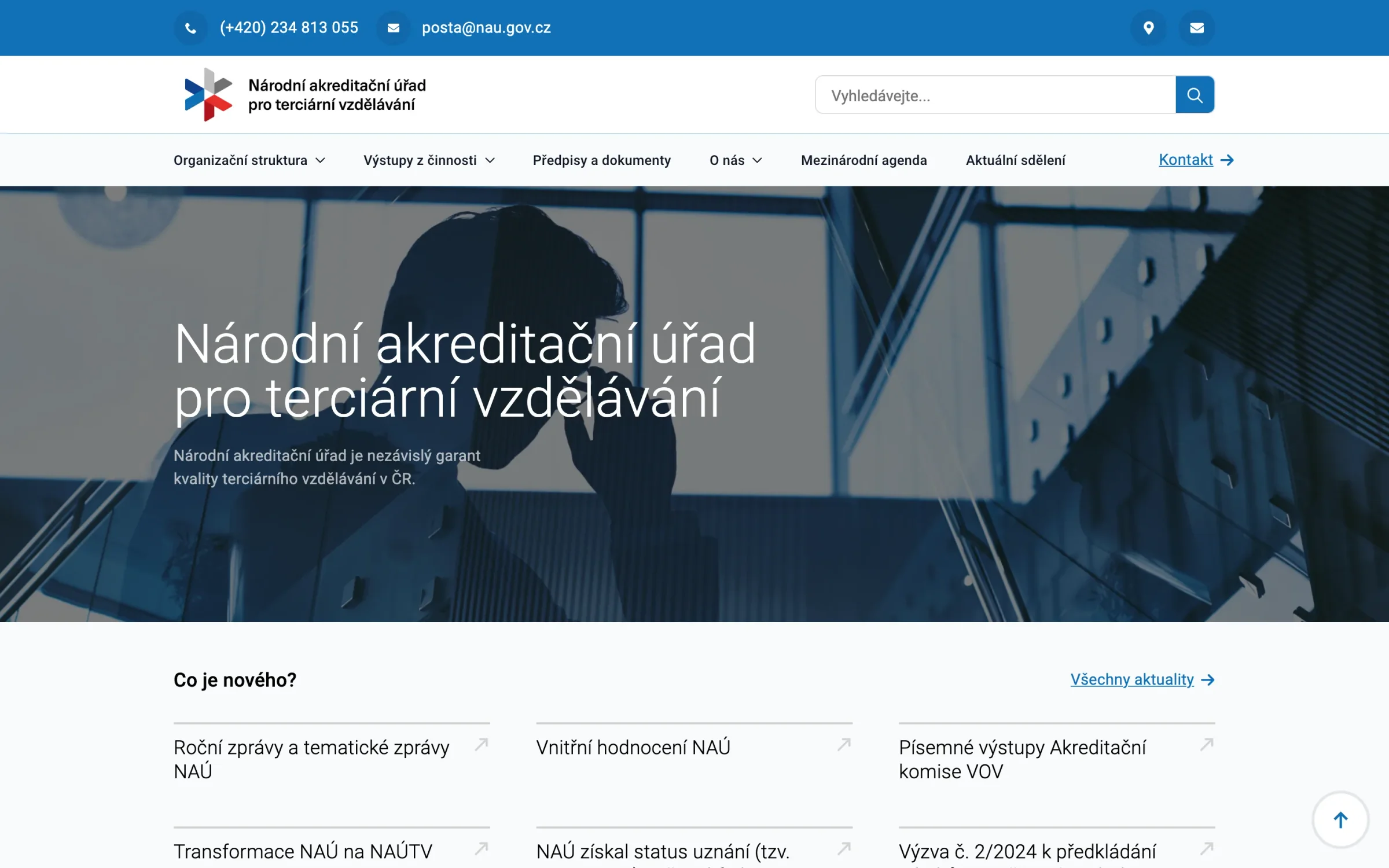 Úvodní stránka NAÚ: modrá horní lišta s telefonem a e-mailem, logo, vyhledávání, hlavní menu a úvod Národní akreditační úřad pro terciární vzdělávání s větou o nezávislém garantovi kvality
