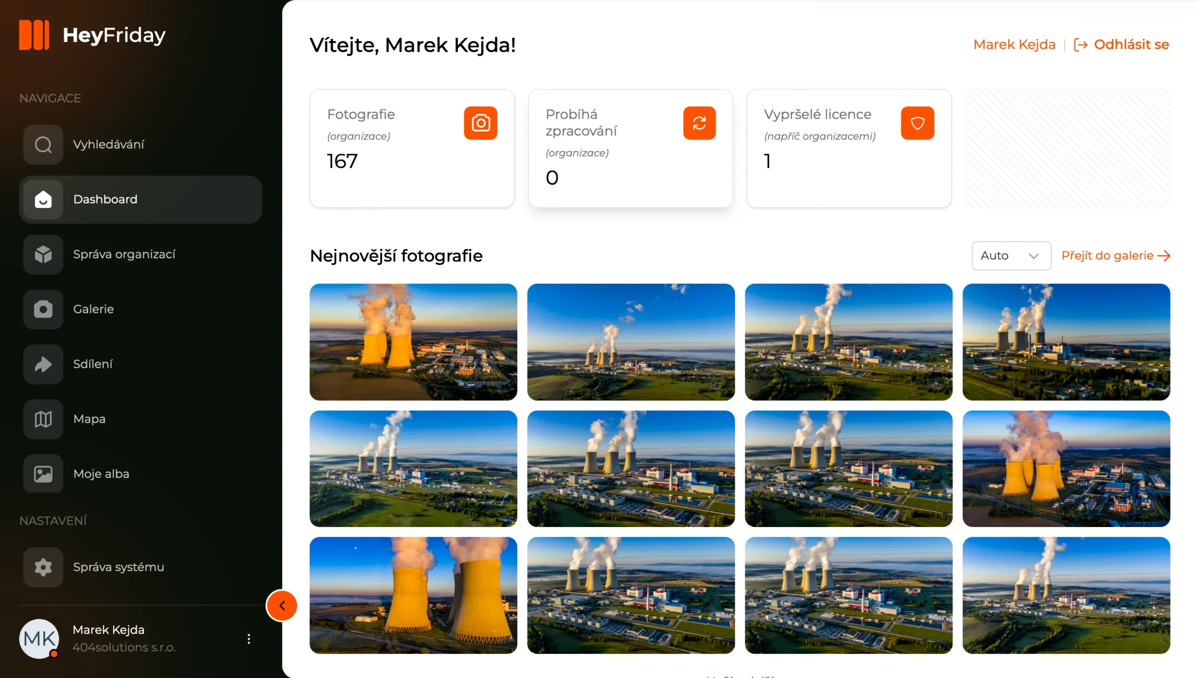 Dashboard aplikace: karty s počtem fotografií, probíhajícím zpracováním a vypršelými licencemi, pod nimi mřížka nejnovějších snímků