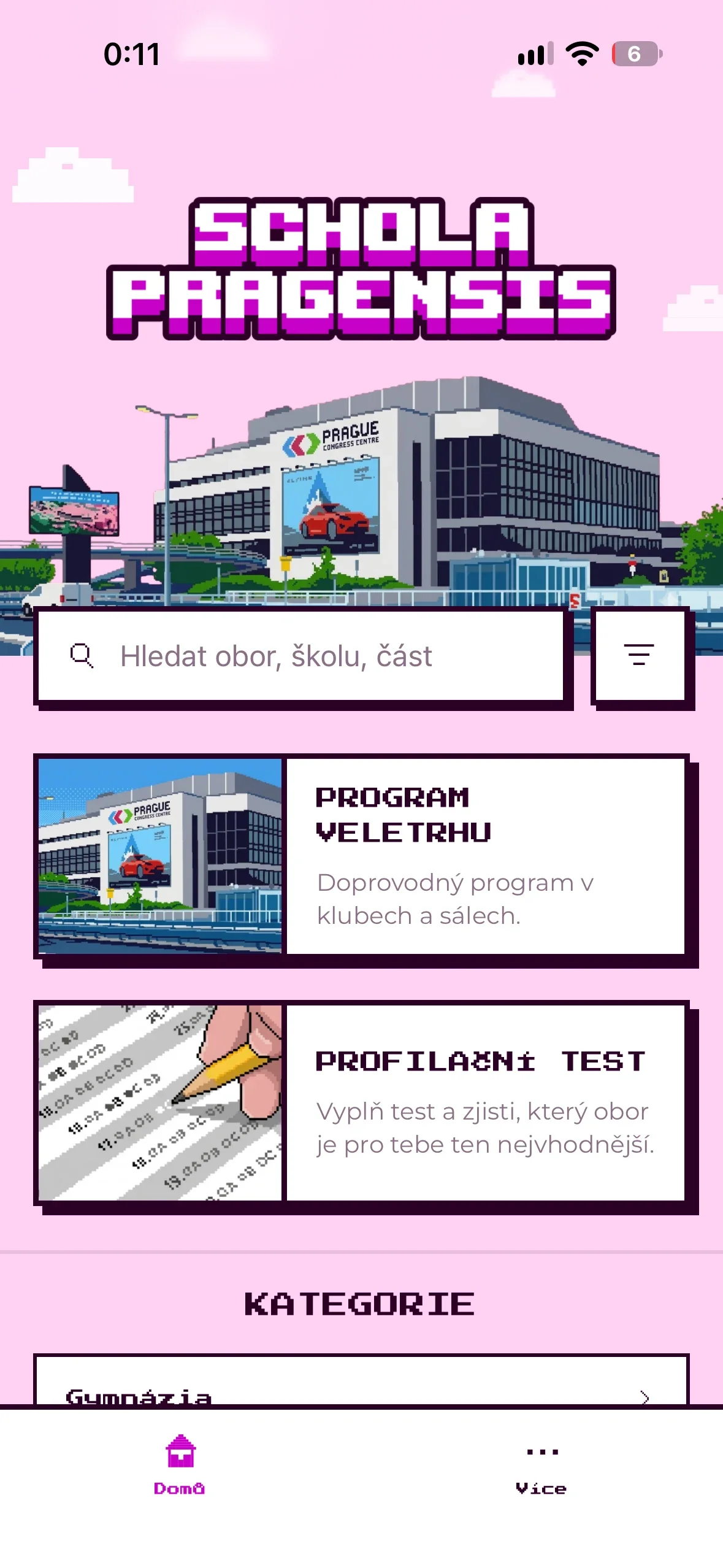 Úvodní obrazovka aplikace s pixelovým Kongresovým centrem, hledáním, programem veletrhu a profilačním testem